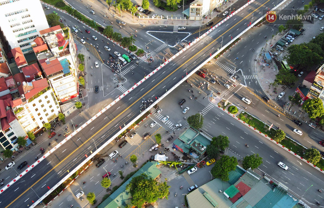 Chùm ảnh: Nhìn từ trên cao cây cầu vượt dầm thép nối liền 3 quận nội thành Hà Nội trước ngày thông xe - Ảnh 2.