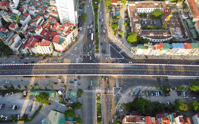 Chùm ảnh: Nhìn từ trên cao cây cầu vượt dầm thép nối liền 3 quận nội thành Hà Nội trước ngày thông xe - Ảnh 3.