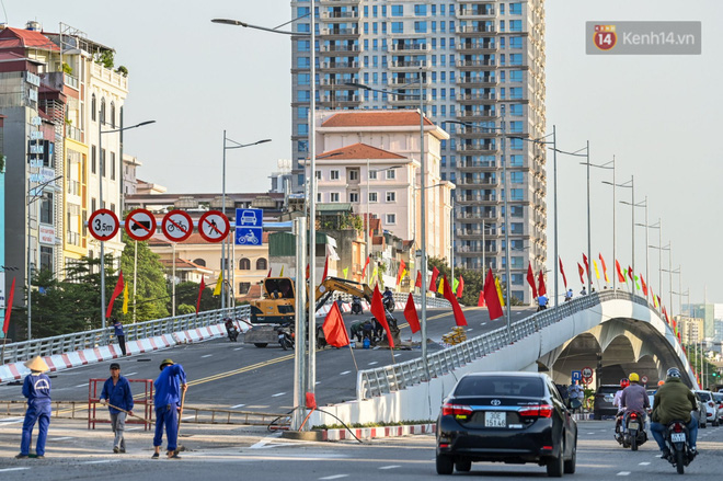 Chùm ảnh: Nhìn từ trên cao cây cầu vượt dầm thép nối liền 3 quận nội thành Hà Nội trước ngày thông xe - Ảnh 7.