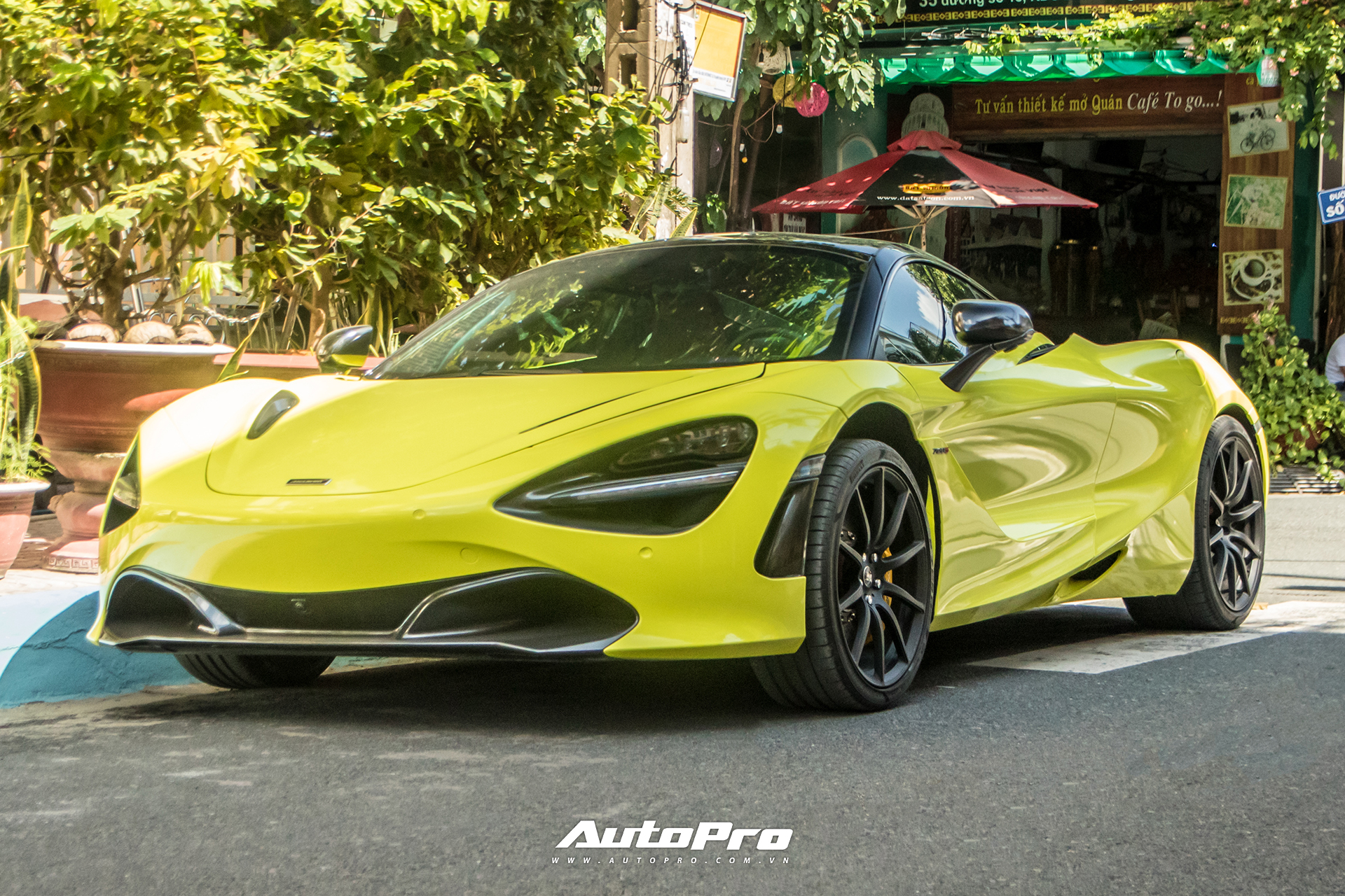 Cận cảnh McLaren 720S đầu tiên Việt Nam đổi màu neon chói loá - Ảnh 1.