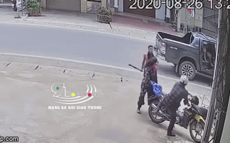 Thanh niên chạy xe máy bị ép đâm vào biển quảng cáo, nhóm người cầm gậy bước xuống từ ô tô khiến tất cả hoảng sợ - Ảnh 1. Thanh niên chạy xe máy bị ép đâm vào biển quảng cáo, nhóm người cầm gậy bước xuống từ ô tô khiến tất cả hoảng sợ - Ảnh 1.
