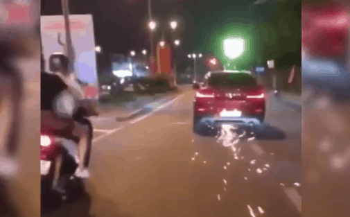 Nữ tài xế xe BMW đạp ga điên cuồng, tóe lửa bị dàn xe máy rượt đuổi ở Sài Gòn - Ảnh 1.