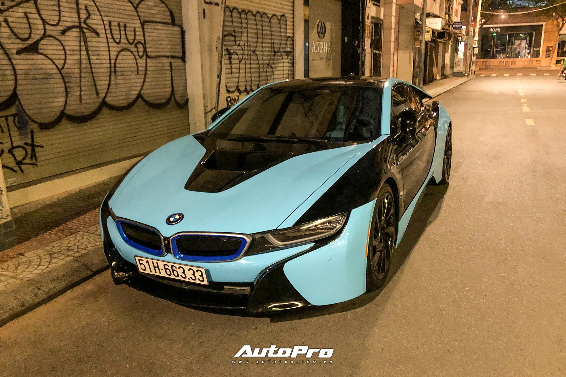 BMW i8 của doanh nhân kinh doanh online nổi bật với hai tông màu độc đáo, biển số gây chú ý hơn cả - Ảnh 2.
