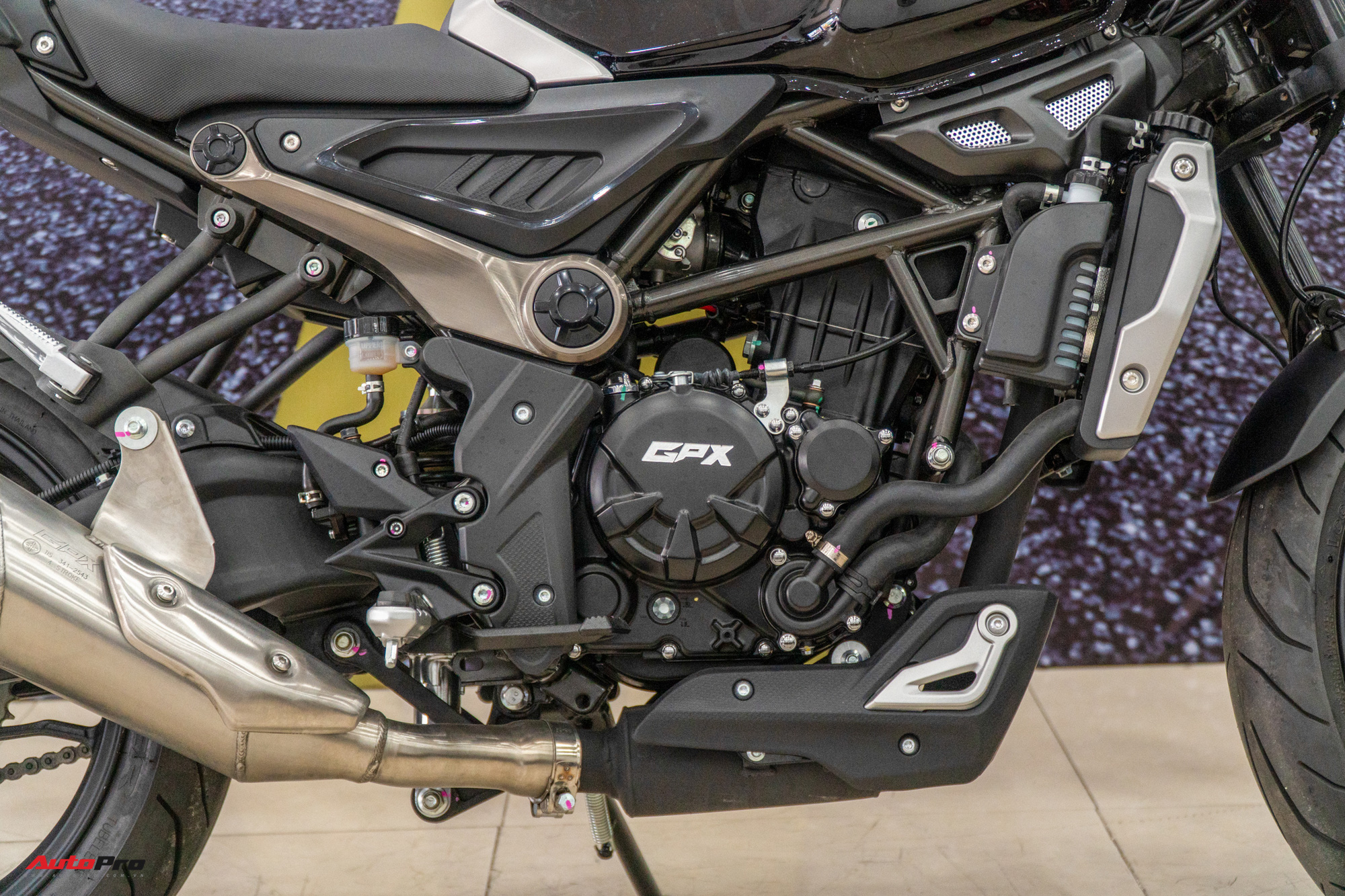 Chi tiết nakedbike GPX MAD 300 giá 75 triệu đồng đối thủ Honda CB300R  Xe  máy