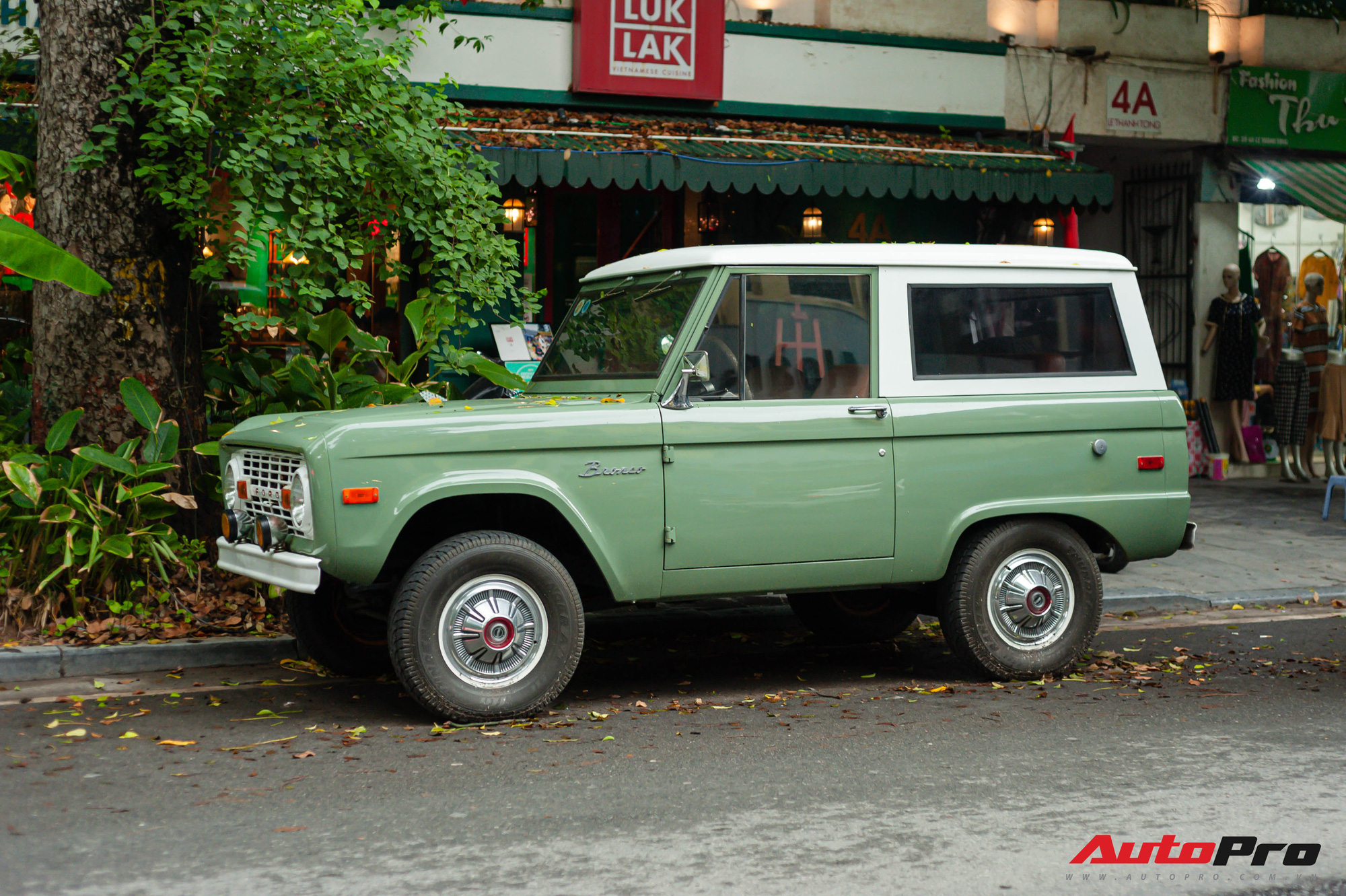 Hàng hiếm Ford Bronco thế hệ đầu tiên bất ngờ xuất hiện tại Hà Nội - Ảnh 1.