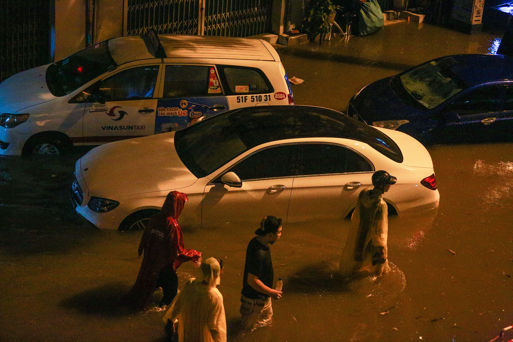Người Sài Gòn khổ sở trong biển nước, Mercedes, Audi nằm dài chờ cứu hộ từ đêm tới sáng - Ảnh 4.