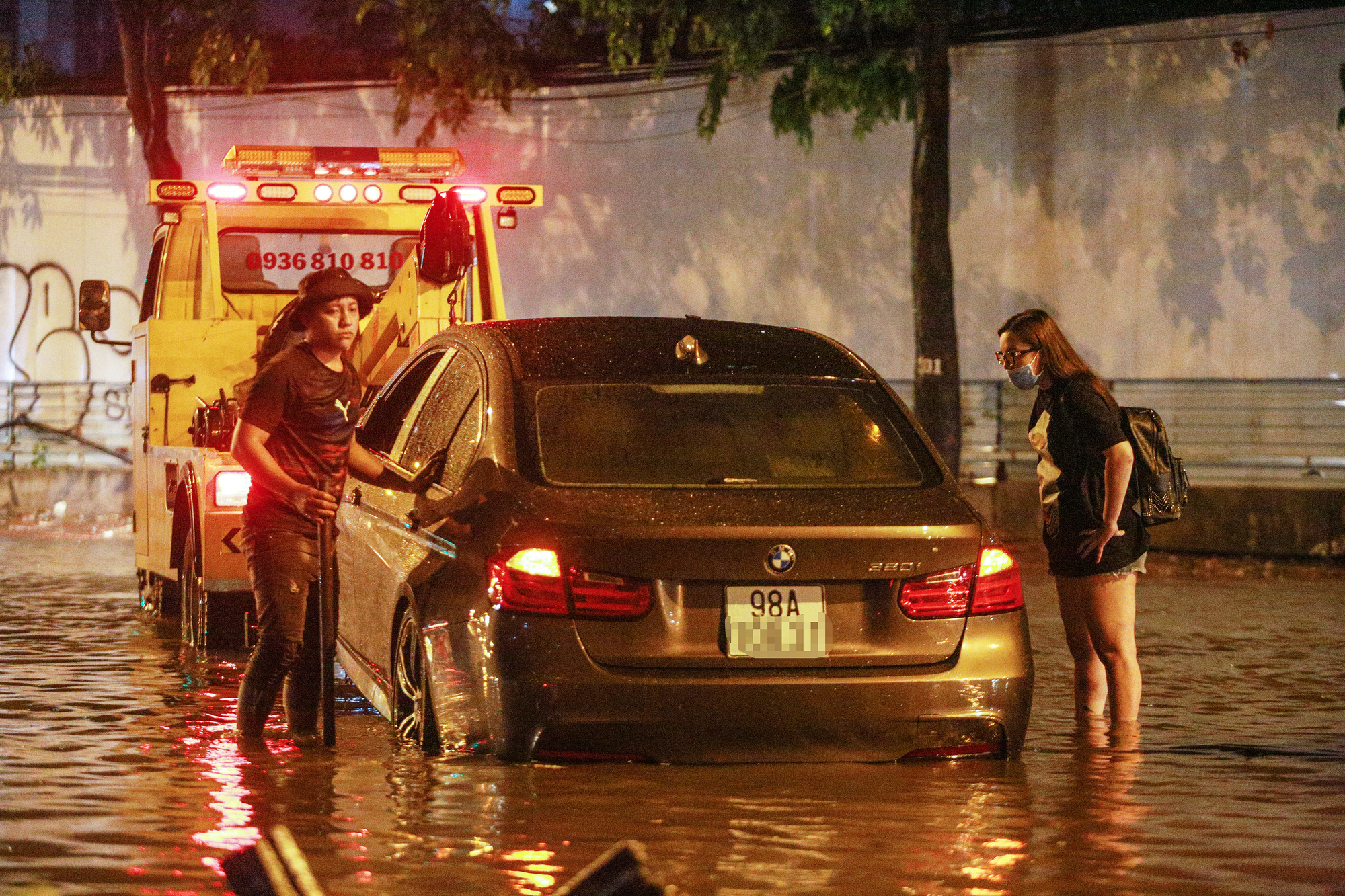 Người Sài Gòn khổ sở trong biển nước, Mercedes, Audi nằm dài chờ cứu hộ từ đêm tới sáng - Ảnh 2.