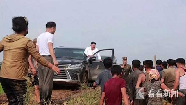 Hình ảnh ông Kim Jong-un lái xe SUV lần đầu được công bố: Ngồi ghế lái ra chỉ thị - Ảnh 2.