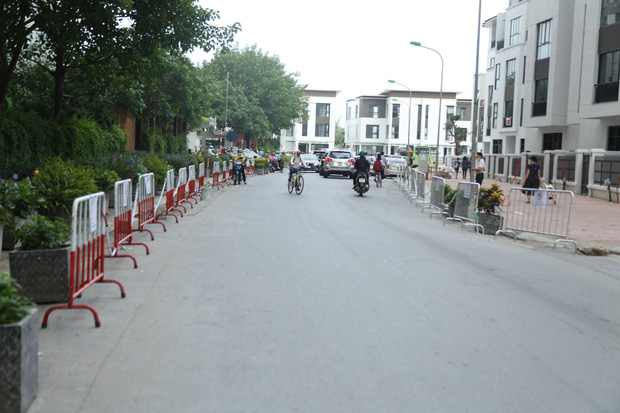 Sau dán giấy và khóa bánh, cư dân chung cư ở Hà Nội lập hàng rào sắt cấm ô tô đậu sai quy định gây tắc nghẽn giao thông - Ảnh 6.