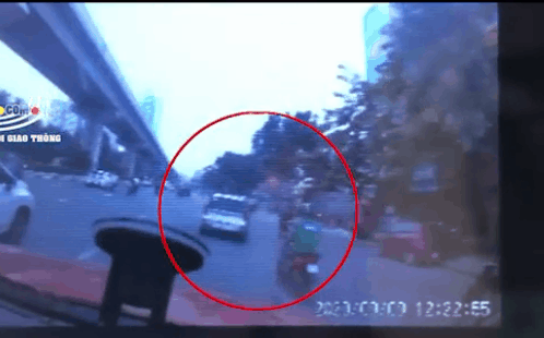 Xe máy bất ngờ hôn đuôi taxi khiến 2 tài xế nổ ra tranh cãi, camera hành trình hé lộ tình tiết đặc biệt - Ảnh 1.