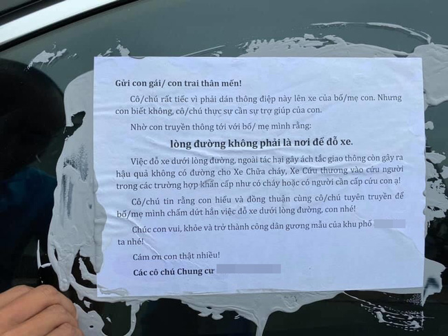 Cư dân một khu chung cư ở Hà Nội đổ keo dán lên xe đỗ dưới lòng đường kèm thông điệp cực choáng gửi đến người hàng xóm thân thương, dân mạng nghe xong mà tức - Ảnh 2.
