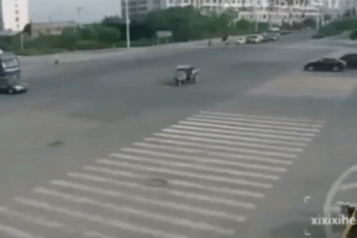 Tai nạn hi hữu: Xe ben tự động ‘ăn miếng trả miếng’ sau pha va chạm giữa ngã tư