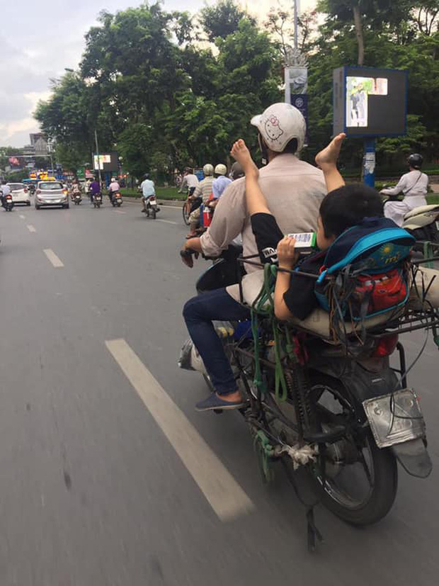 Bức ảnh cậu bé ngồi vắt vẻo ở yên sau, gác 2 chân lên vai mặc cho bố đang chạy xe gây tranh cãi - Ảnh 1. Bức ảnh cậu bé ngồi vắt vẻo ở yên sau, gác 2 chân lên vai mặc cho bố đang chạy xe gây tranh cãi - Ảnh 1.