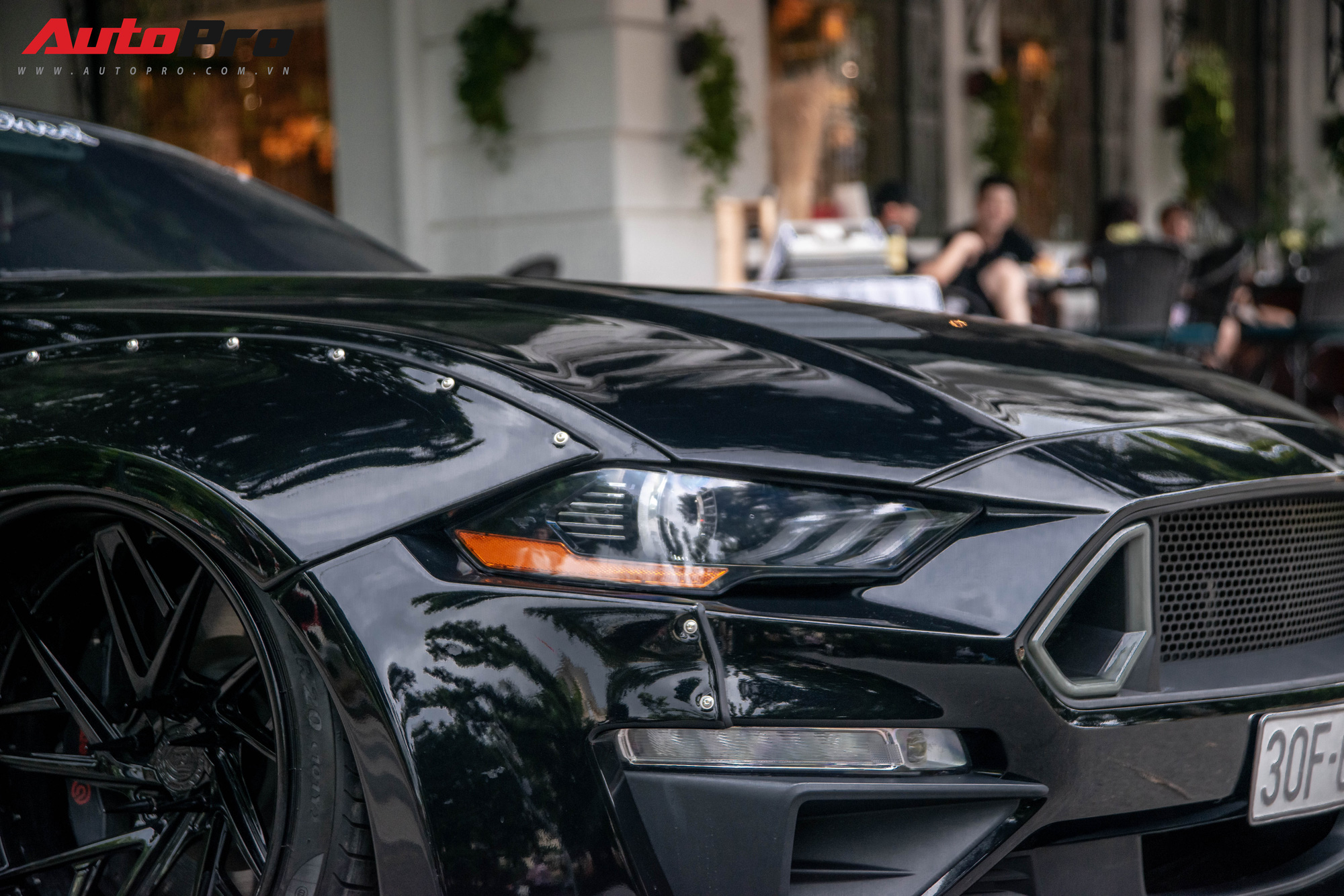 Ngắm Ford Mustang GT 5.0 độ widebody cực độc trên đường phố Hà Nội, cách đỗ xe khiến nhiều người ngạc nhiên - Ảnh 4.