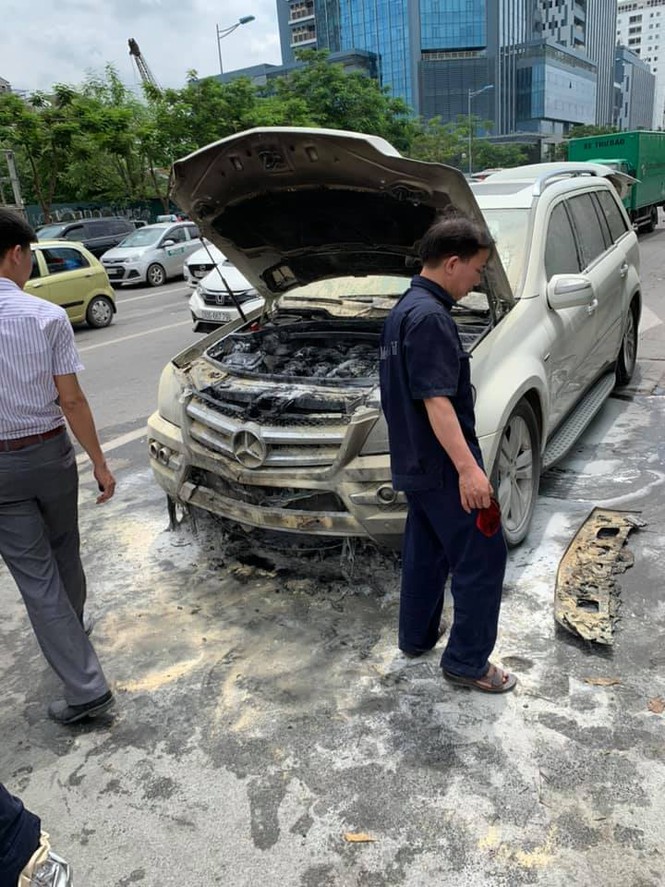 Xe sang Mercedes-Benz GL 350 bốc cháy trên phố Hà Nội - Ảnh 3.