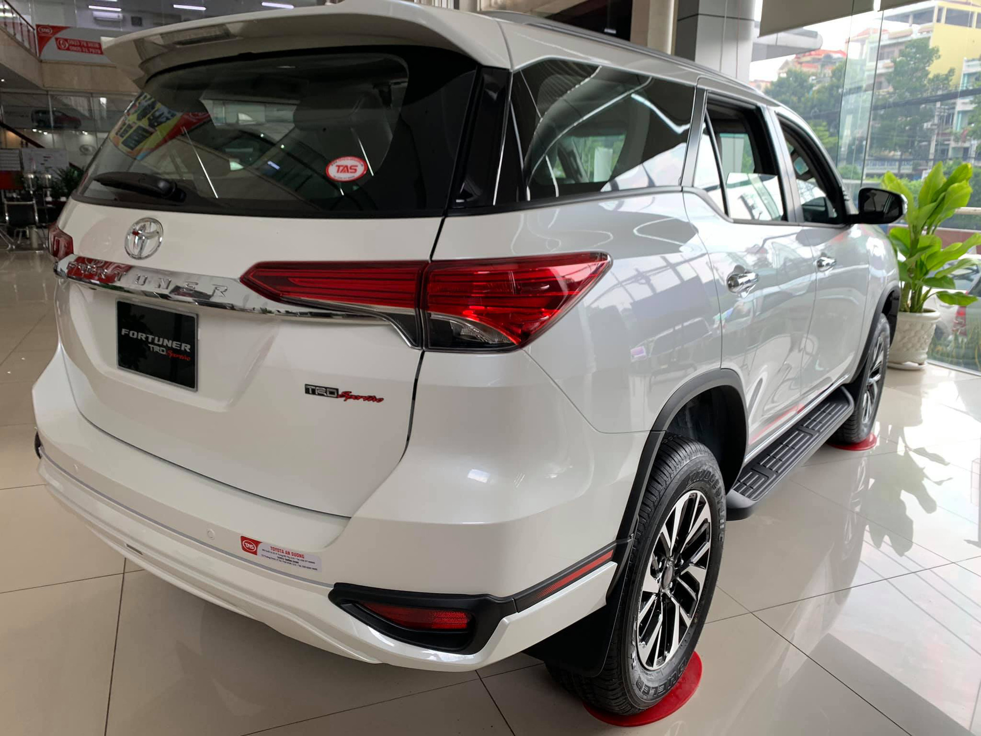 Toyota Fortuner tiếp tục giảm sập sàn: Cao nhất hơn 150 triệu đồng, 15/9 dự kiến ra mắt bản mới - Ảnh 2.