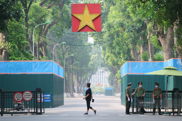 Chùm ảnh: Đường phố rợp sắc đỏ Quốc kỳ, người dân thư thả đón Quốc khánh trong lòng một Hà Nội khác lạ  - Ảnh 7.