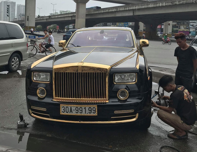 Rolls-Royce Phantom mạ vàng được tháo lốp bên lề đường gây xôn xao mạng xã hội - Ảnh 1.