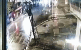 Camera an ninh nhà dân bóc vụ đâm xe như phim hành động giữa ngã tư phố Hà Nội - Ảnh 1.