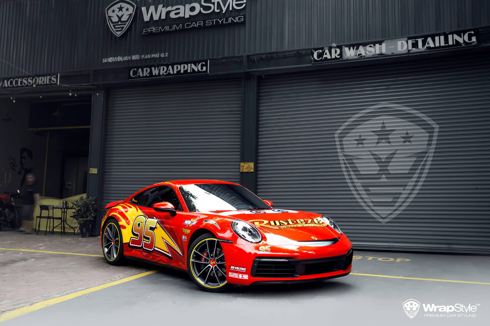 Porsche 911 Carrera lột xác với lớp áo lấy cảm hứng từ nhân vật hoạt hình Lightning McQueen - Ảnh 3.