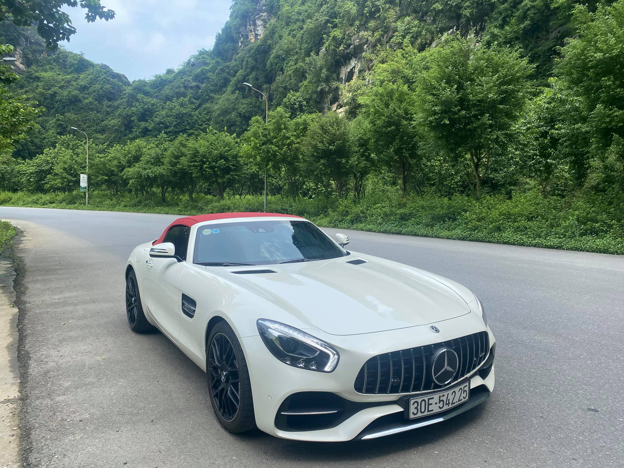 Doanh nhân Hà Nội chia tay hàng hiếm Mercedes-AMG GT Roadster - Ảnh 3.