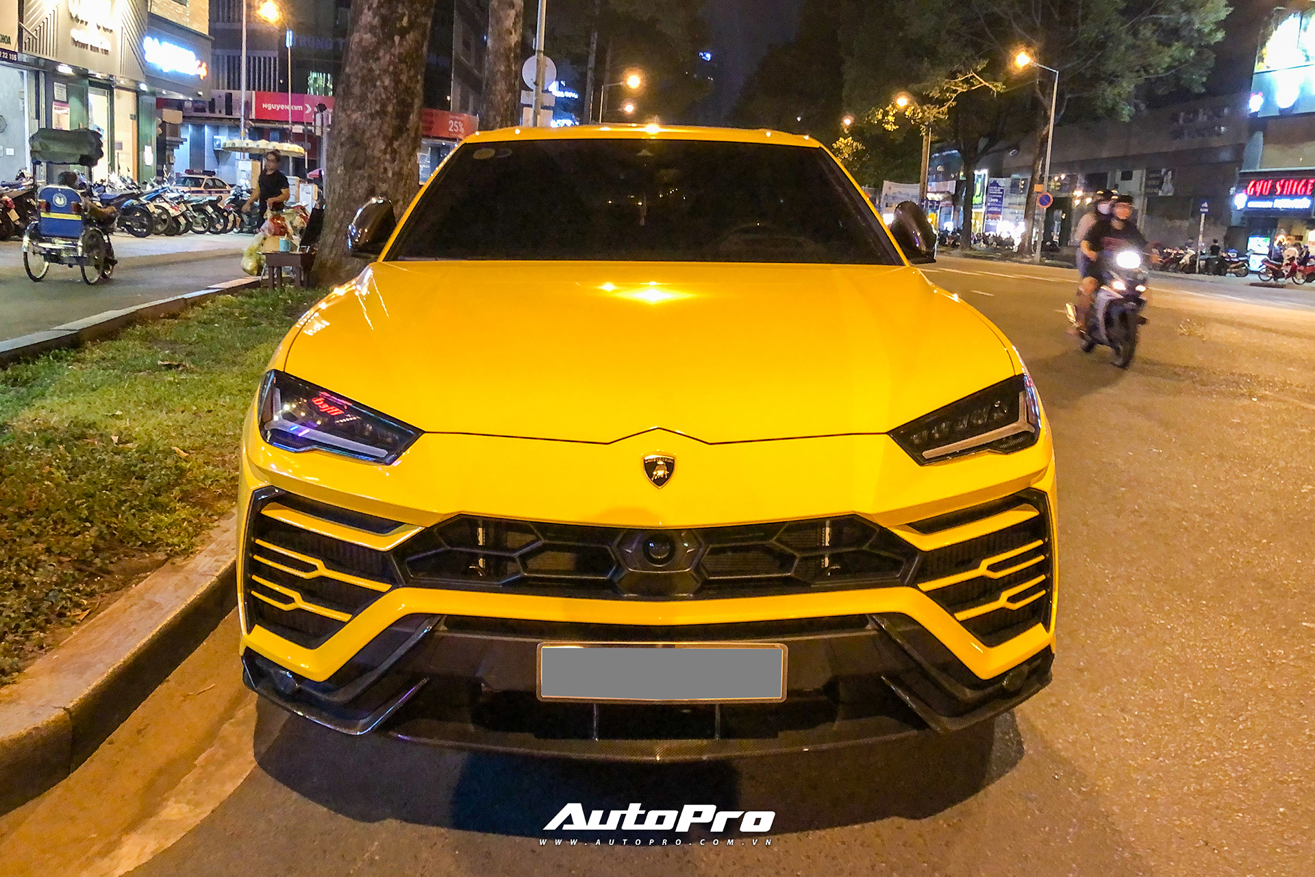 Lamborghini Urus vàng với gói carbon gây chú ý về tay người chơi Sài Gòn - Ảnh 1.