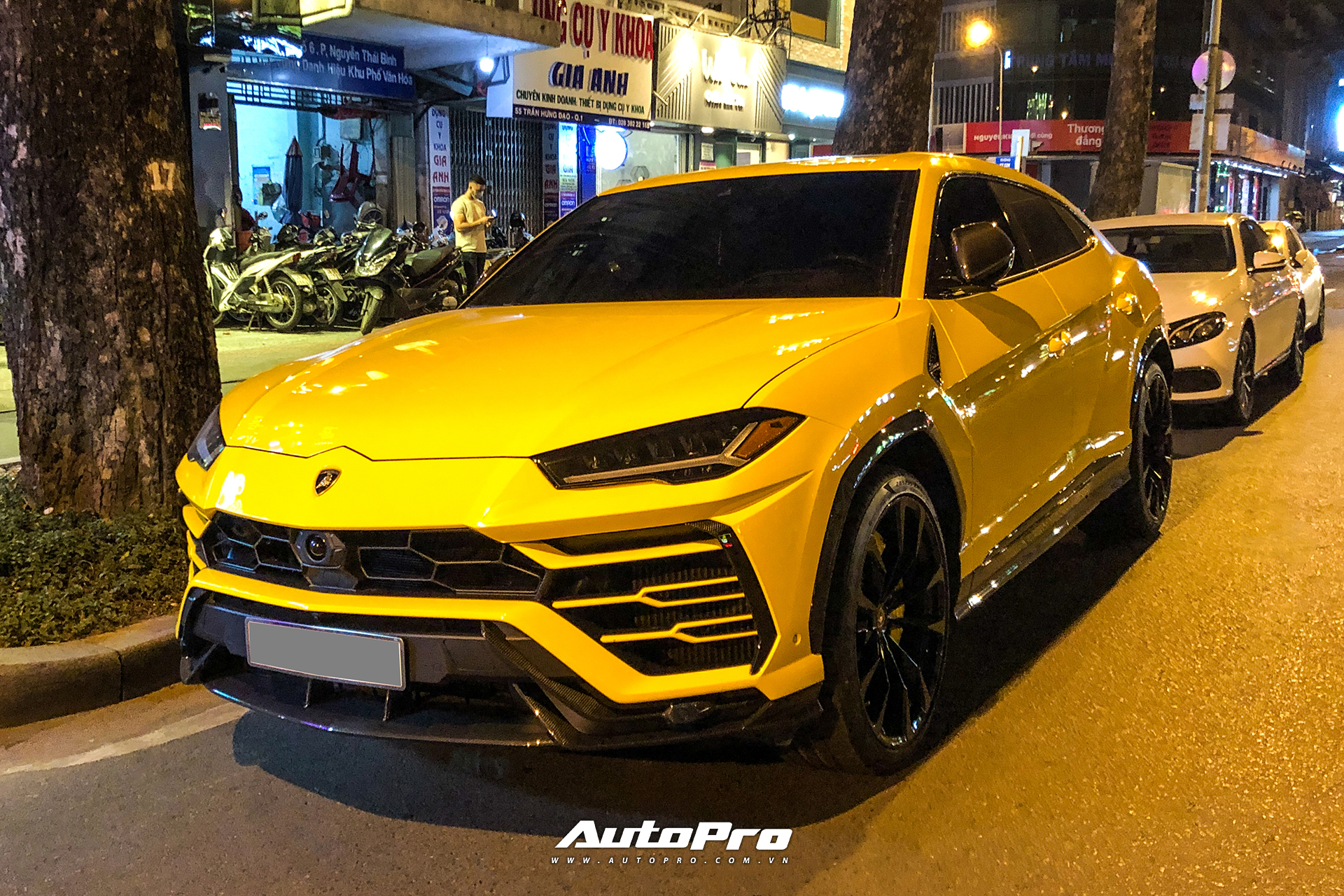 Lamborghini Urus vàng với gói carbon gây chú ý về tay người chơi Sài Gòn - Ảnh 6.