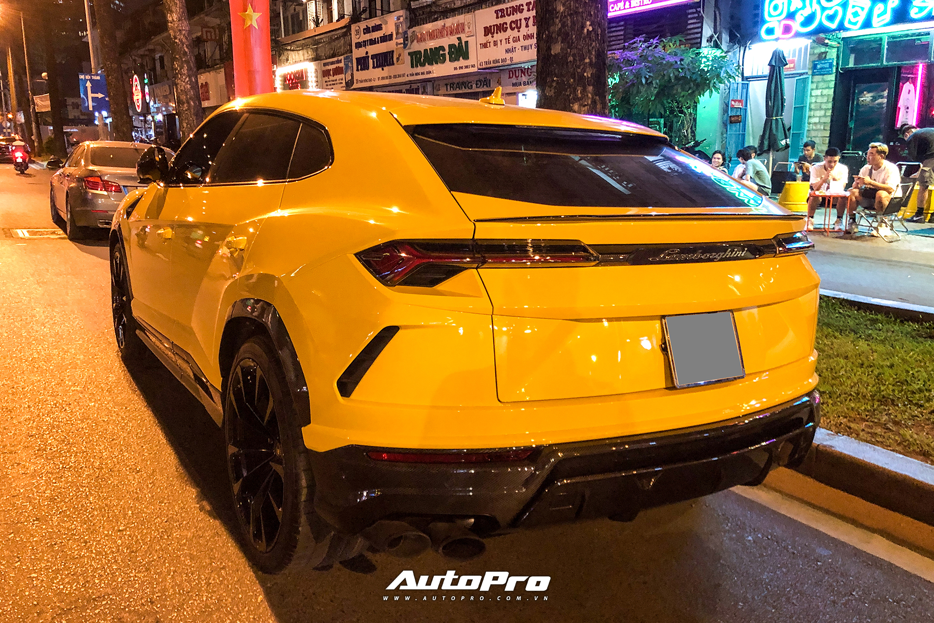 Lamborghini Urus vàng với gói carbon gây chú ý về tay người chơi Sài Gòn - Ảnh 7.
