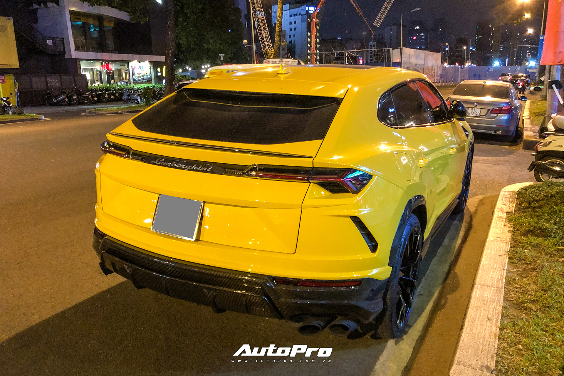 Lamborghini Urus vàng với gói carbon gây chú ý về tay người chơi Sài Gòn