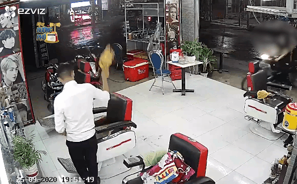 Vừa ngồi lên xe máy, người phụ nữ đã húc thẳng vào tiệm tóc khiến tất cả choáng váng - Ảnh 1. Vừa ngồi lên xe máy, người phụ nữ đã húc thẳng vào tiệm tóc khiến tất cả choáng váng - Ảnh 1.
