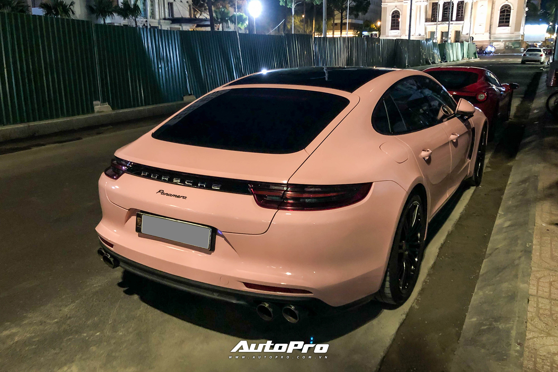 Theo màu trend, doanh nhân Sài Gòn lột xác Porsche Panamera theo phong cách nữ tính - Ảnh 3.