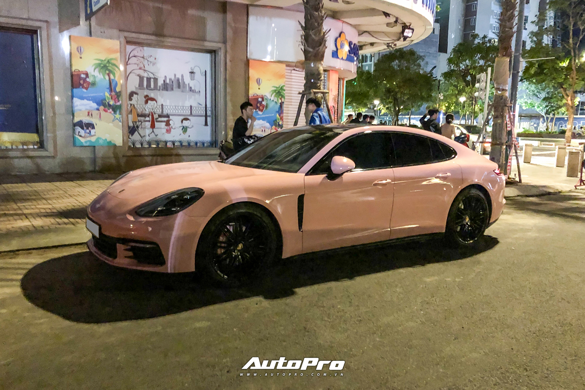 Theo màu trend, doanh nhân Sài Gòn lột xác Porsche Panamera theo phong cách nữ tính - Ảnh 2.