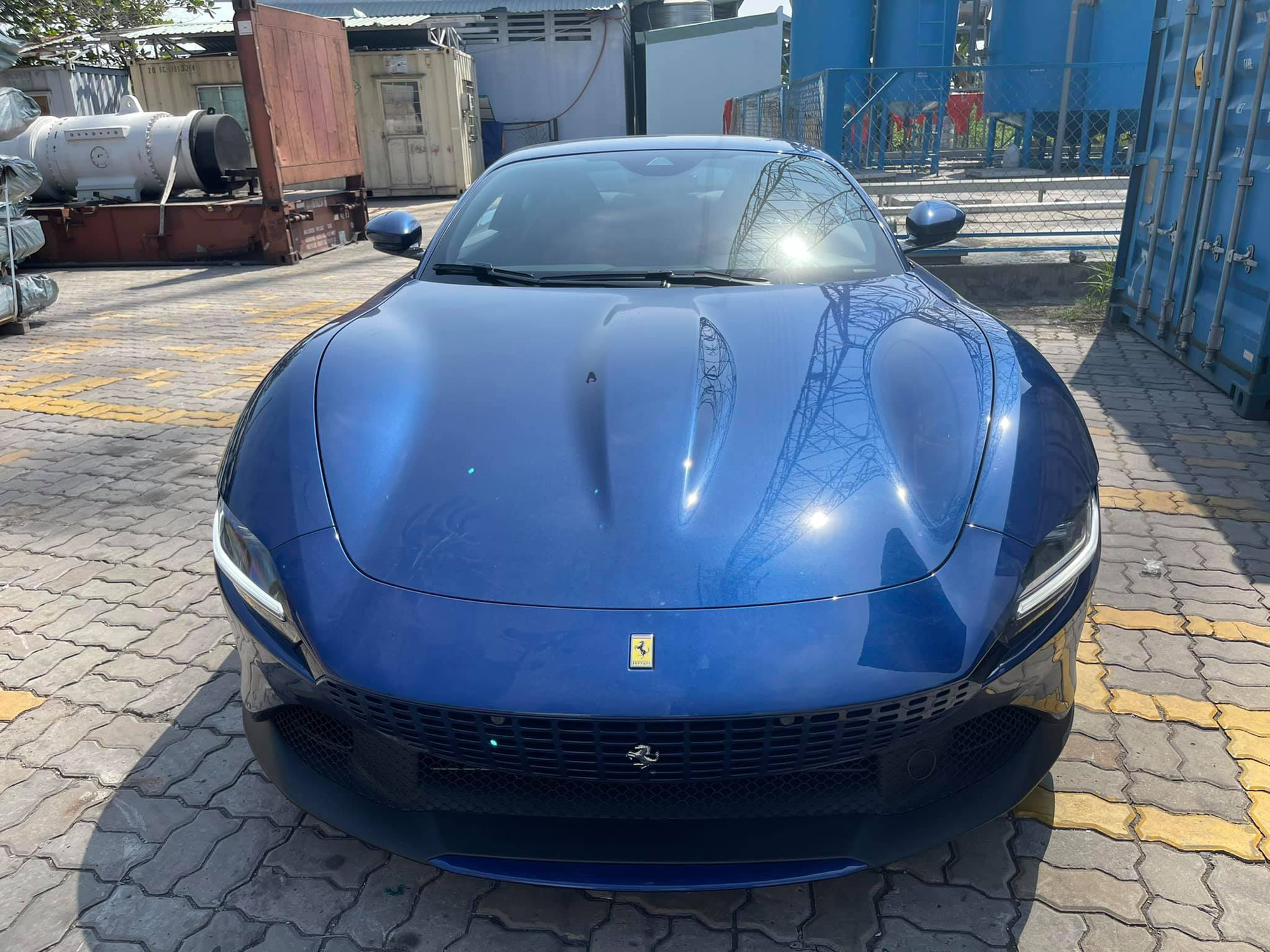 Khui công Ferrari Roma đầu tiên Việt Nam: Siêu xe 4 chỗ lạ lẫm giá khoảng 20 tỷ đồng cho đại gia chơi Tết - Ảnh 1.