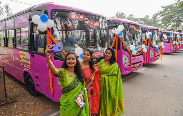 Để bảo vệ phụ nữ trước nạn xâm hại tình dục, Ấn Độ cho ra đời tuyến xe buýt màu hồng với những tính năng đặc biệt - Ảnh 2.