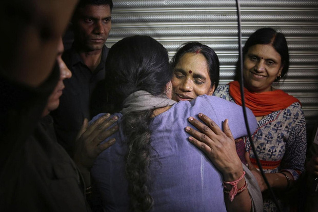Để bảo vệ phụ nữ trước nạn xâm hại tình dục, Ấn Độ cho ra đời tuyến xe buýt màu hồng với những tính năng đặc biệt - Ảnh 3.