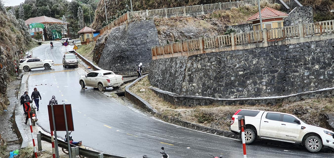 Đại gia mang Rolls-Royce Cullinan 40 tỷ vượt đường tuyết lên Lào Cai bất chấp nhiều xe từng gặp nạn do trơn trượt - Ảnh 3.