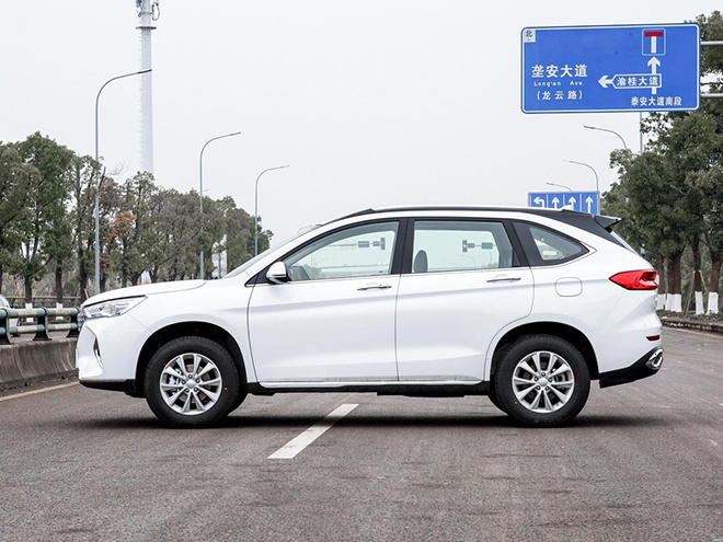 Nội thất vượt mong đợi của xe Trung Quốc giá rẻ 256 triệu đồng - Ảnh 2.