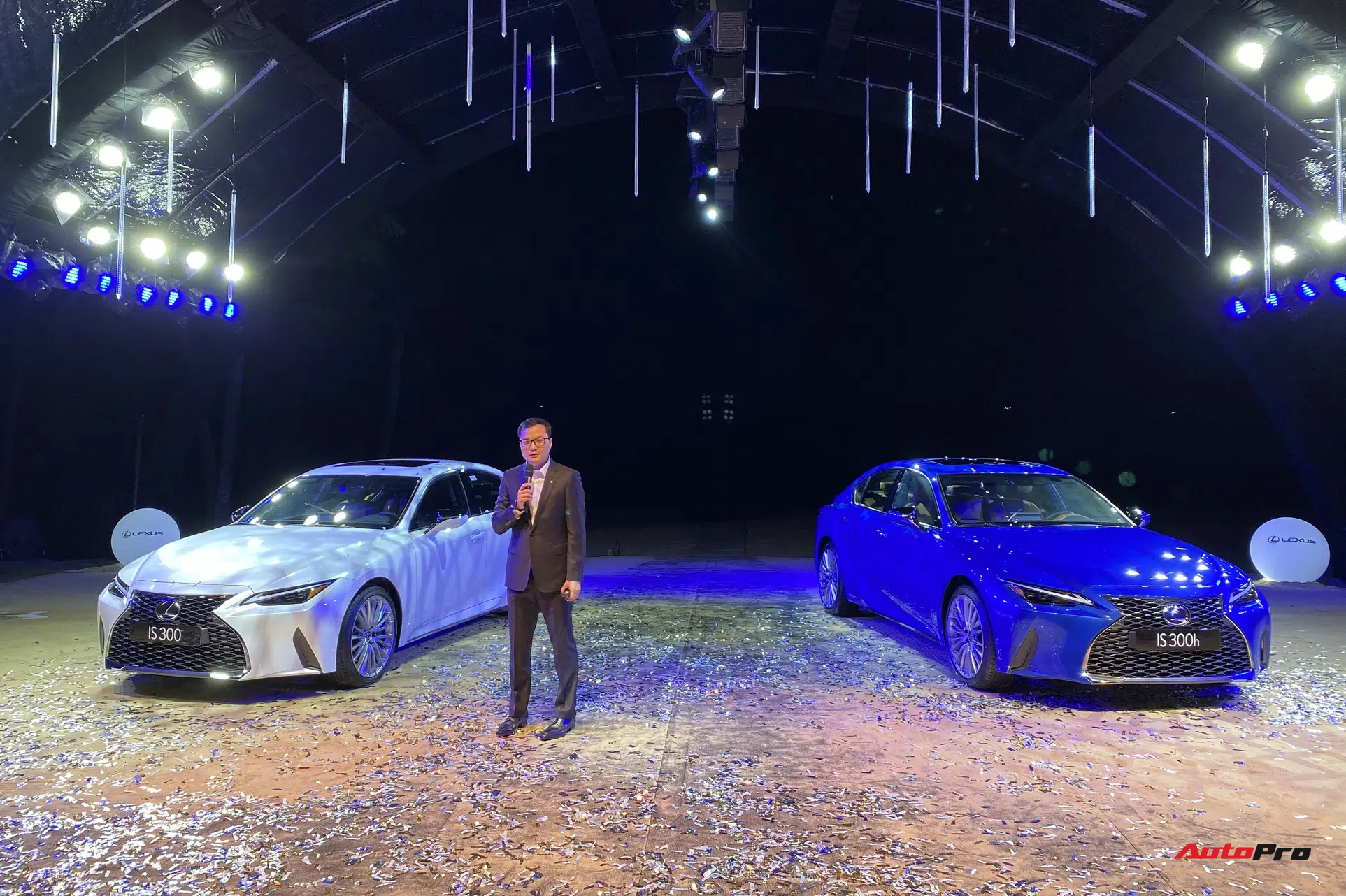 Ra mắt Lexus IS 2021 tại Việt Nam: 3 phiên bản, giá từ 2,13 tỷ đồng, đấu Mercedes-Benz C-Class và BMW 3-Series - Ảnh 1.