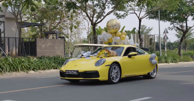 HOT: Sau khi được vợ doanh nhân cầu hôn lãng mạn, chồng nhà người ta tặng vợ siêu xe Porsche 911 bạc tỷ chơi Tết khiến dân mạng bội phần ga tô - Ảnh 5.