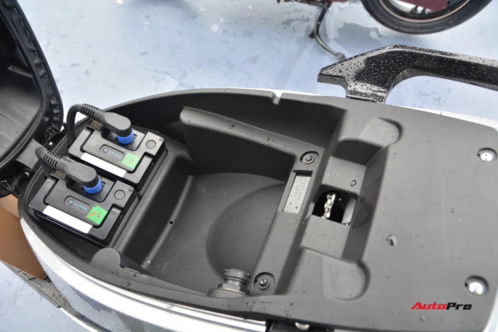 Ra mắt VinFast Theon: Xe máy điện to như Honda SH, có ABS 2 kênh và nhiều công nghệ ‘xịn xò’ khác - Ảnh 4.