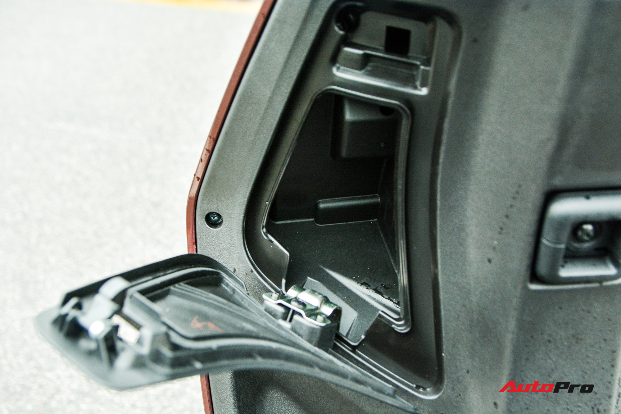Ra mắt VinFast Theon: Xe máy điện to như Honda SH, có ABS 2 kênh và nhiều công nghệ ‘xịn xò’ khác - Ảnh 9.