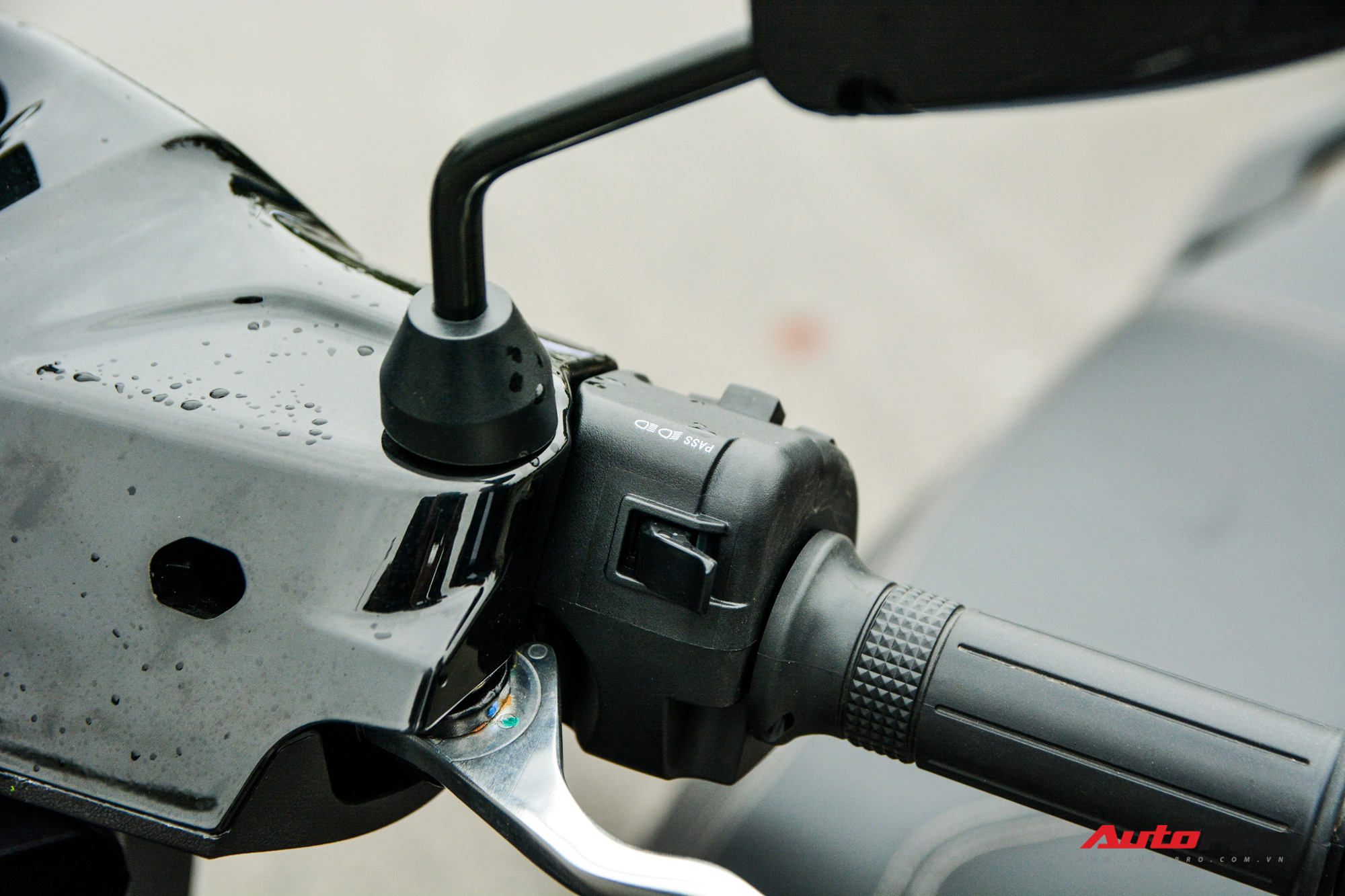 Ra mắt VinFast Theon: Xe máy điện to như Honda SH, có ABS 2 kênh và nhiều công nghệ ‘xịn xò’ khác - Ảnh 8.