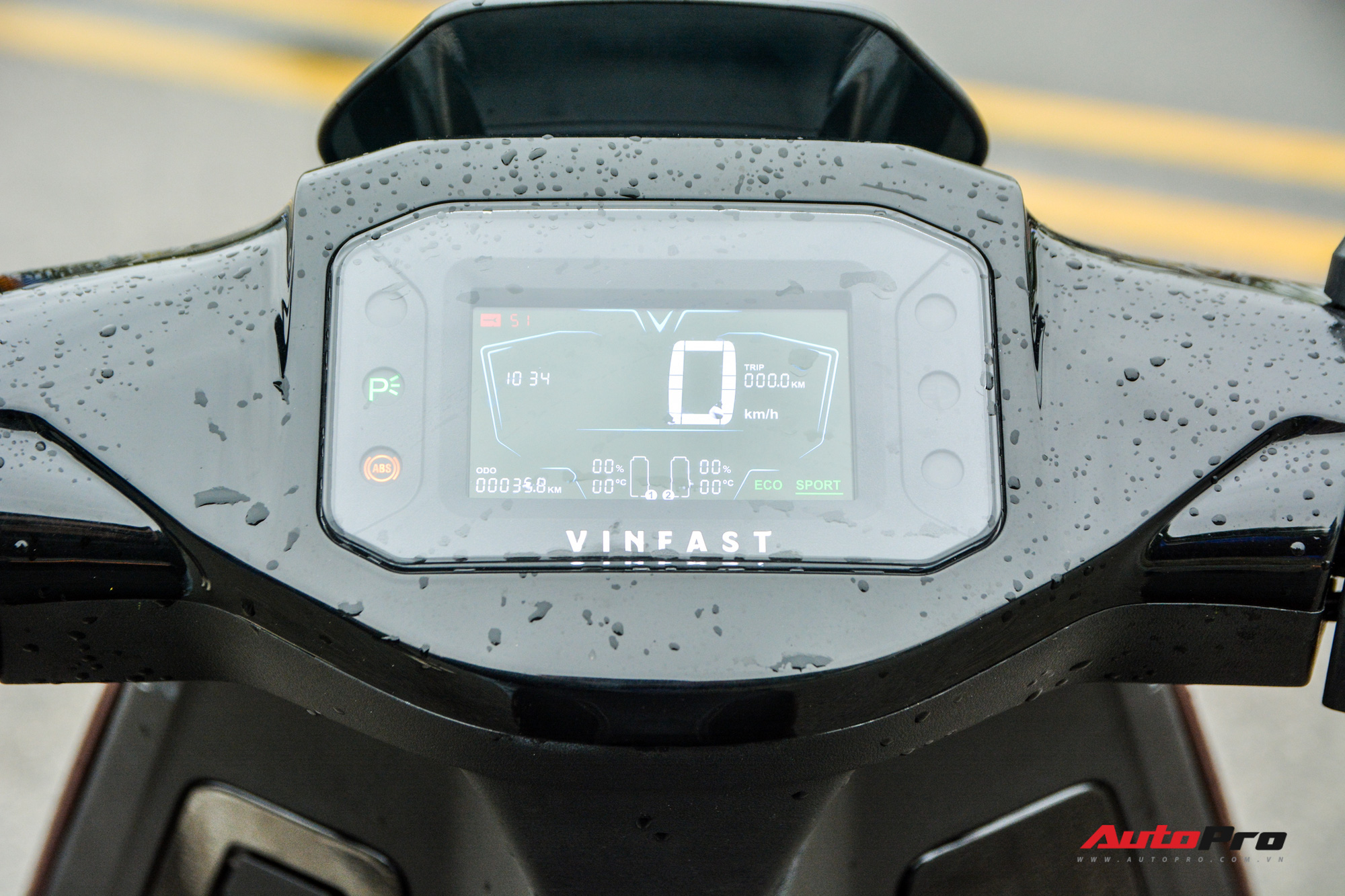 Ra mắt VinFast Theon: Xe máy điện to như Honda SH, có ABS 2 kênh và nhiều công nghệ ‘xịn xò’ khác - Ảnh 5.