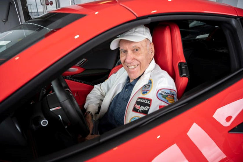 Cụ ông 90 tuổi tự thưởng sinh nhật bằng Chevrolet Corvette mới toanh - Ảnh 2.