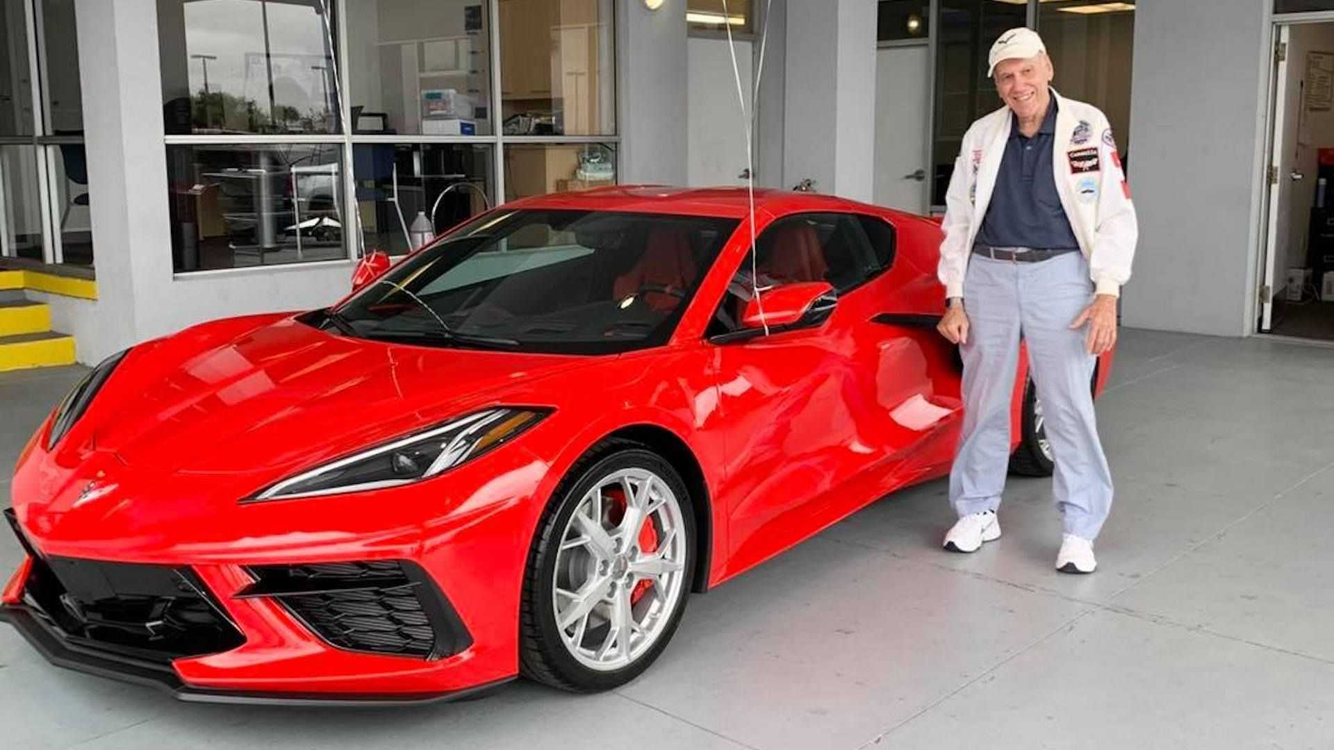 Cụ ông 90 tuổi tự thưởng sinh nhật bằng Chevrolet Corvette mới toanh - Ảnh 1.