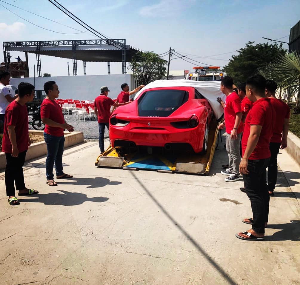 Vừa tậu McLaren 720S từng của Nguyễn Quốc Cường, đại gia lan đột biến lại vung tiền mua Ferrari 488 GTB - Ảnh 1.