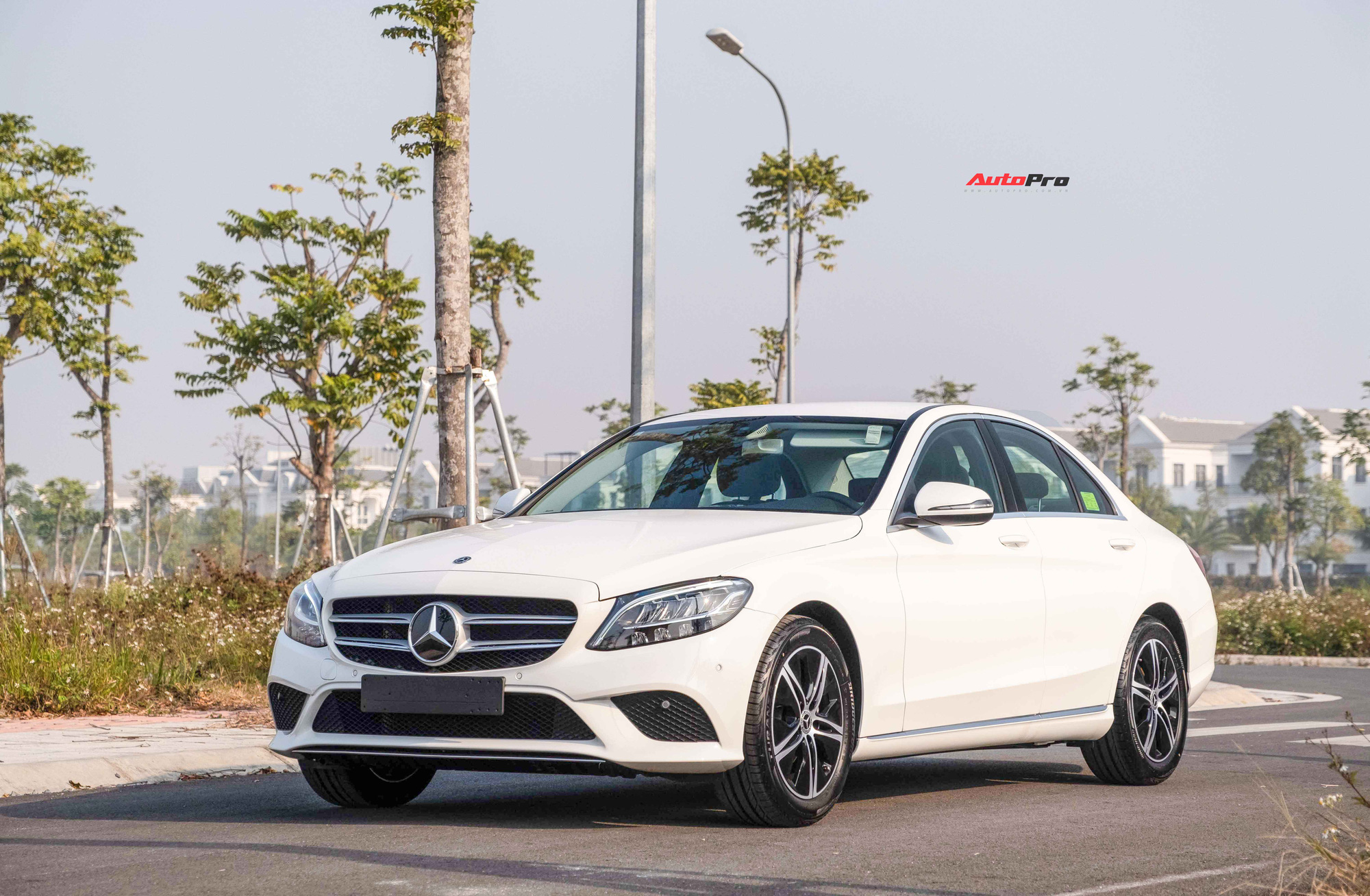 Trúng thưởng Mercedes-Benz C 180, chủ xe bán lại giá 1,3 tỷ đồng khi ODO xe chỉ hơn 30km, nội thất chưa kịp bóc nilon - Ảnh 8.