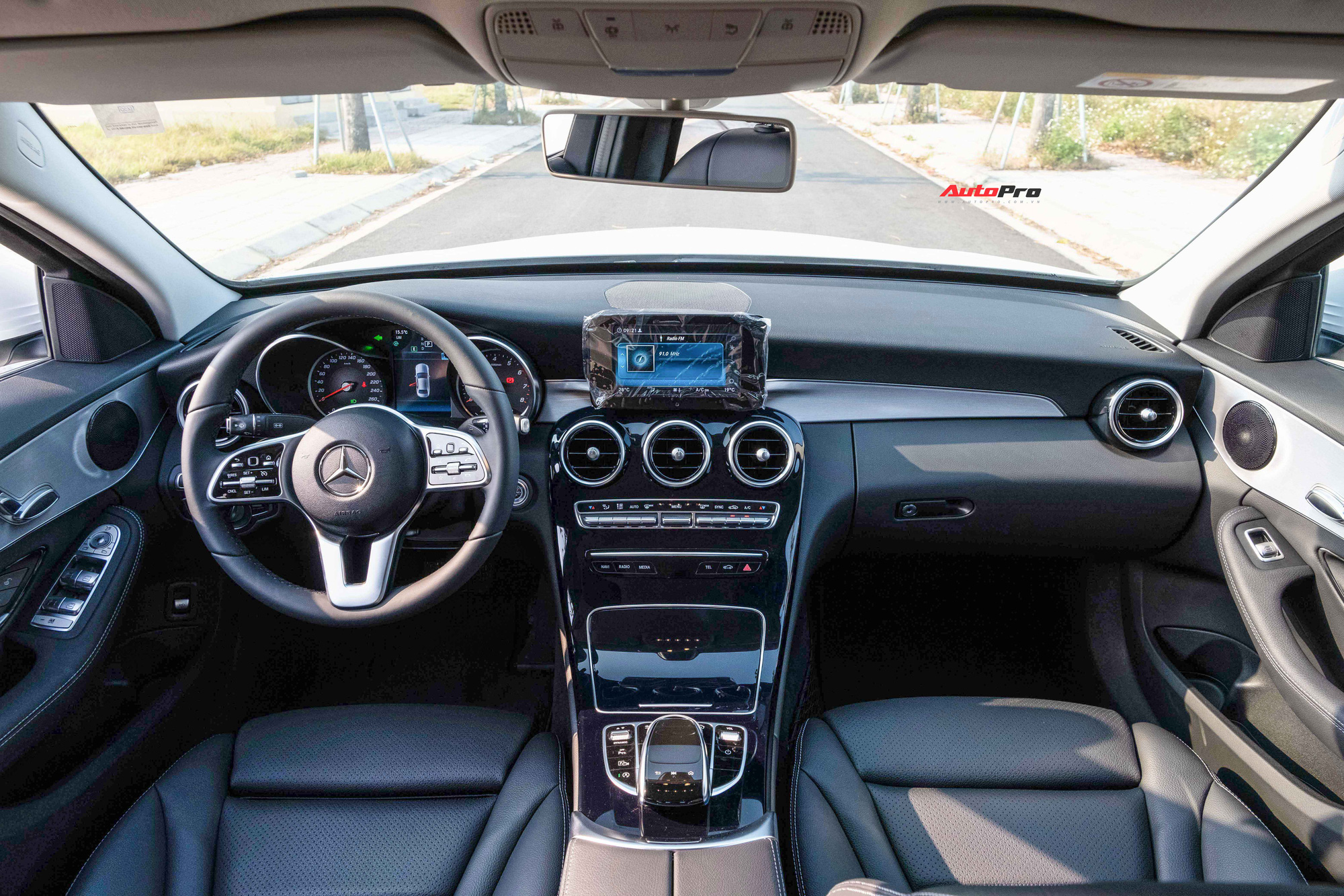 Trúng thưởng Mercedes-Benz C 180, chủ xe bán lại giá 1,3 tỷ đồng khi ODO xe chỉ hơn 30km, nội thất chưa kịp bóc nilon - Ảnh 4.
