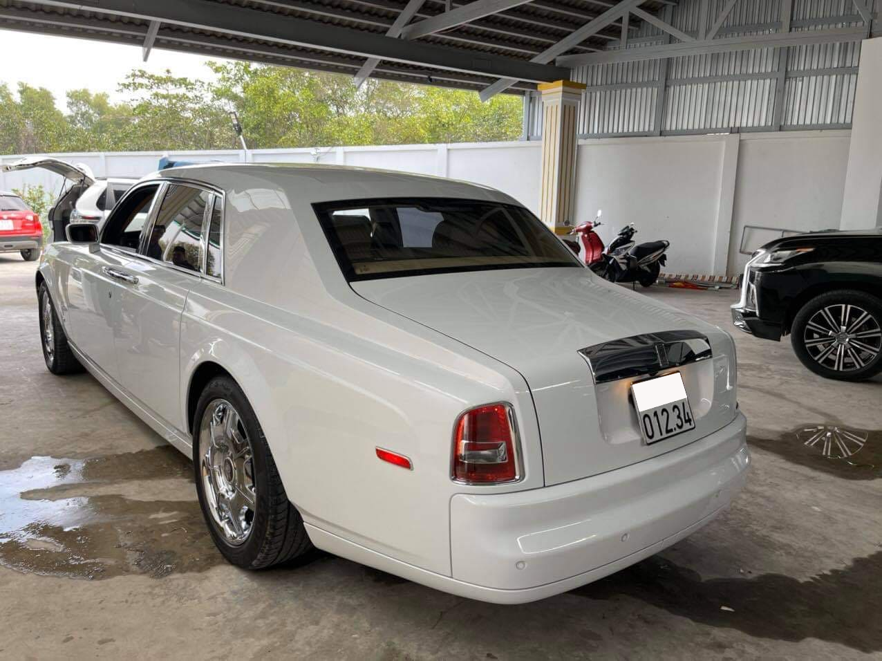 Có biển khủng 012.34, đại gia tự tin bán Rolls-Royce Phantom già với giá 13,5 tỷ đồng - Ảnh 2.