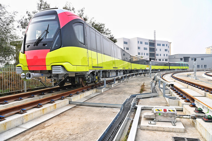 Cận cảnh đoàn tàu có thể chở ngàn khách tuyến metro Nhổn - ga Hà Nội chạy thử 5 km  - Ảnh 2.